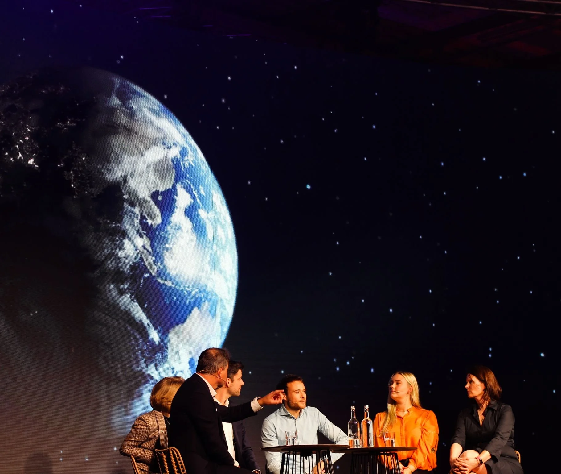 Wat is het verschil tussen een dagvoorzitter en een facilitator?