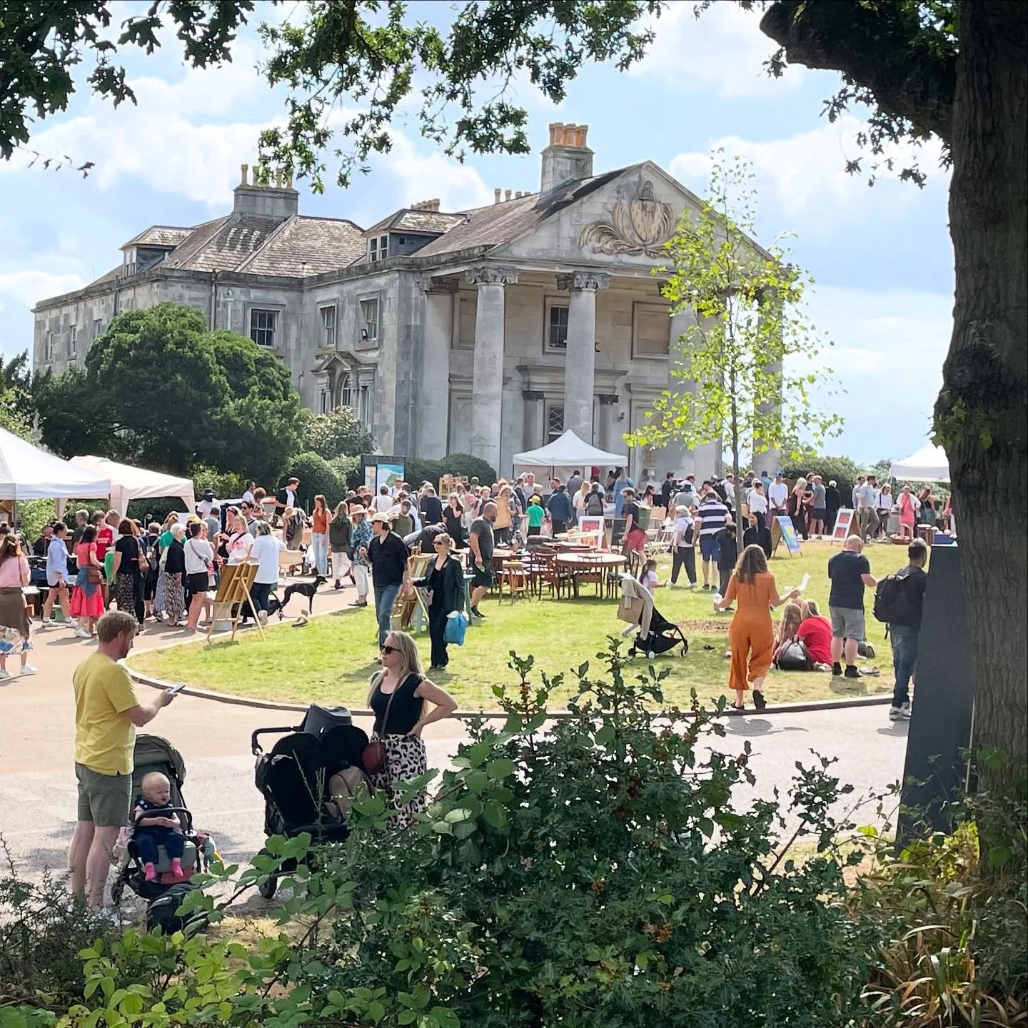 It&rsquo;s Bank Holiday Monday!☀️

Time for another Vintage Market at the Mansion, Beckenham Place Park in south east London, today🏛️🌿🐾 

50 fantastic vintage dealers at the Mansion, with plenty of Mid 20th-century furniture, lighting, ceramics an