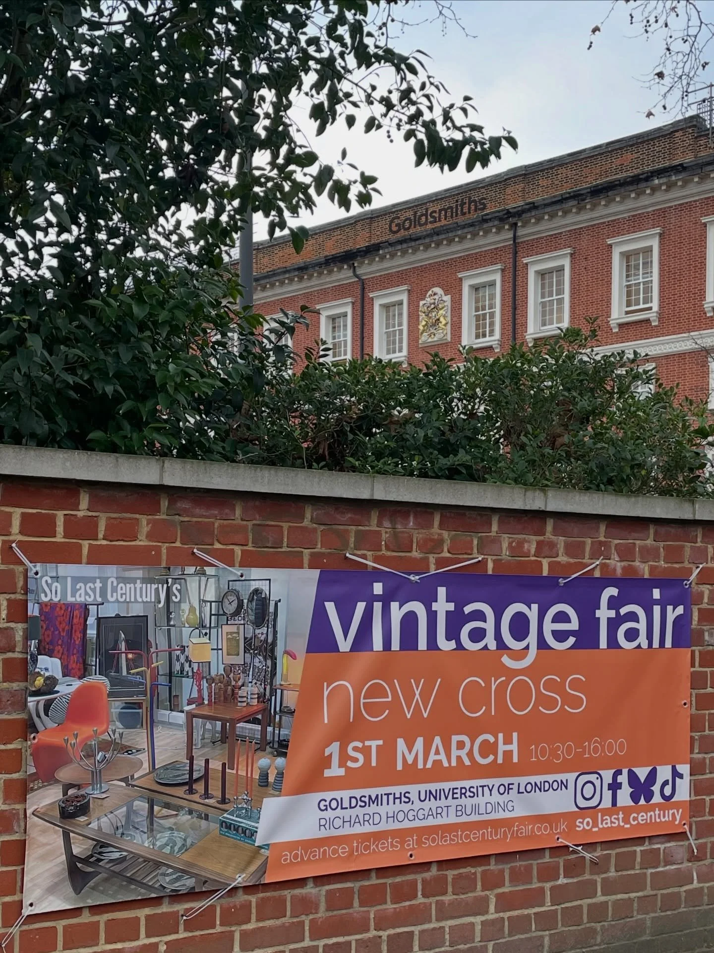 In just three weeks! 
 
So Last Century&rsquo;s Vintage Fair at Goldsmiths, University of London💛

Sunday 1st March 🏴󠁧󠁢󠁷󠁬󠁳󠁿

40+ amazing traders in the University&rsquo;s  Great Hall

Mid 20th century furniture, lighting, ceramics &amp; glass