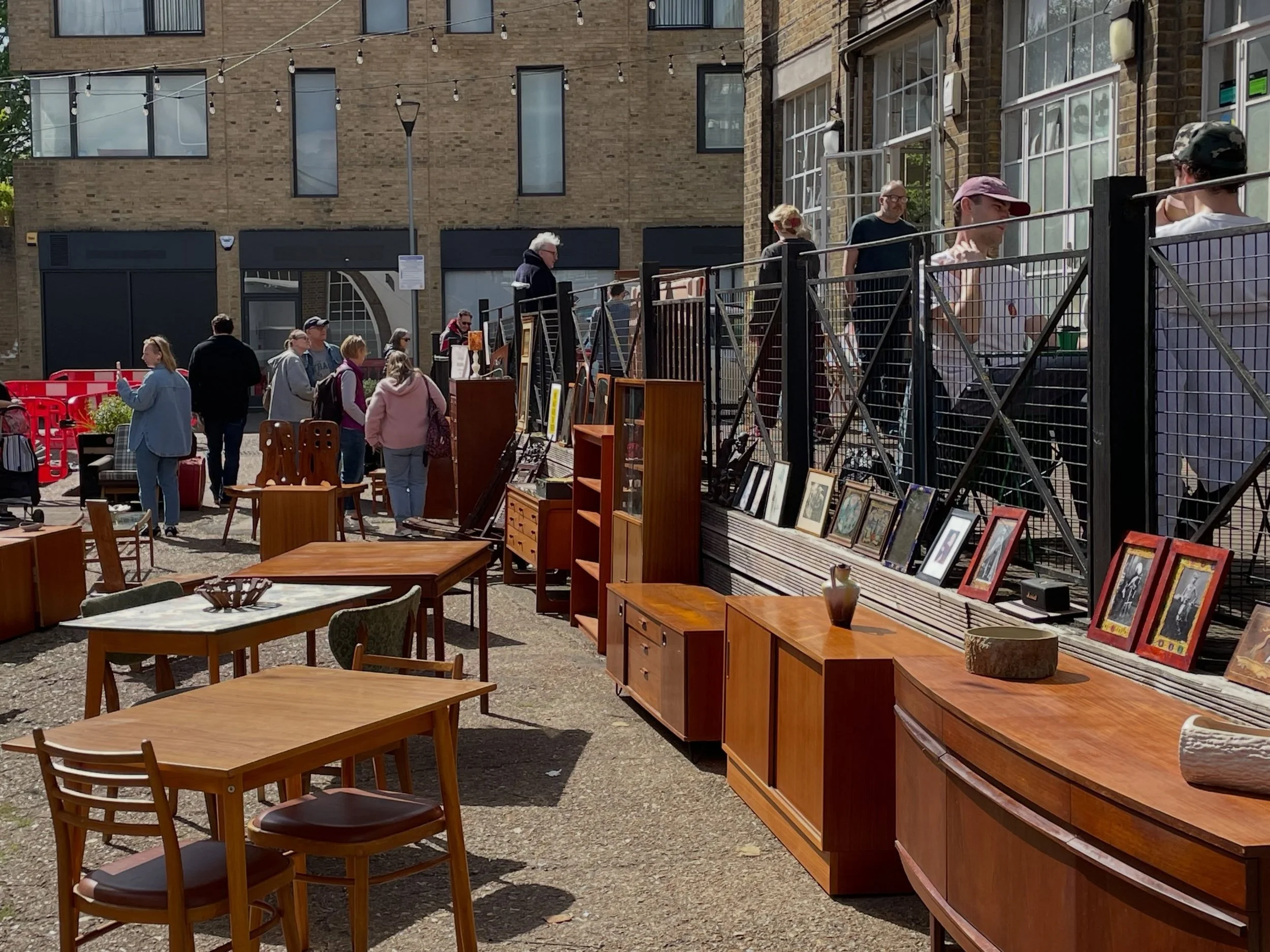 Tomorrow - Vintage Market at Merton Abbey Mills in South Wimbledon / Colliers Wood
@mertonabbeymills 

Vintage traders from across London, the south and further afield, will be gathered outside with hundreds of amazing and unusual things to discover 