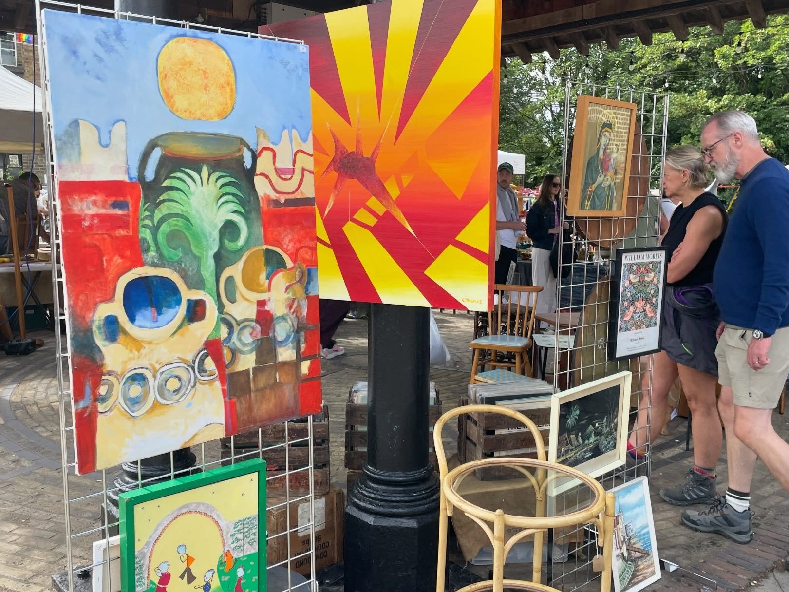 Today! - Vintage Market at Merton Abbey Mills 
South Wimbledon / Colliers Wood
@mertonabbeymills 

Vintage traders from across London, the south and further afield, are gathered outside with hundreds of amazing and unusual things to discover and buy.