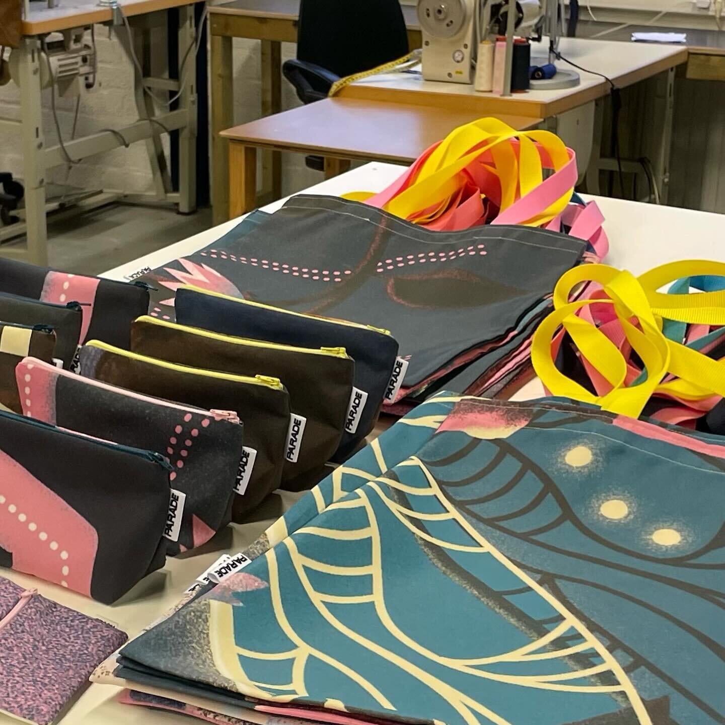 The making of totebags, wallets, children&rsquo;s aprons, bibs etc for @theaterfestivaldeparade 🎊 All made out of their banners of this season. And now available at @dewinterparade at @tolhuistuin ♻️ #circulartextile #upcycle