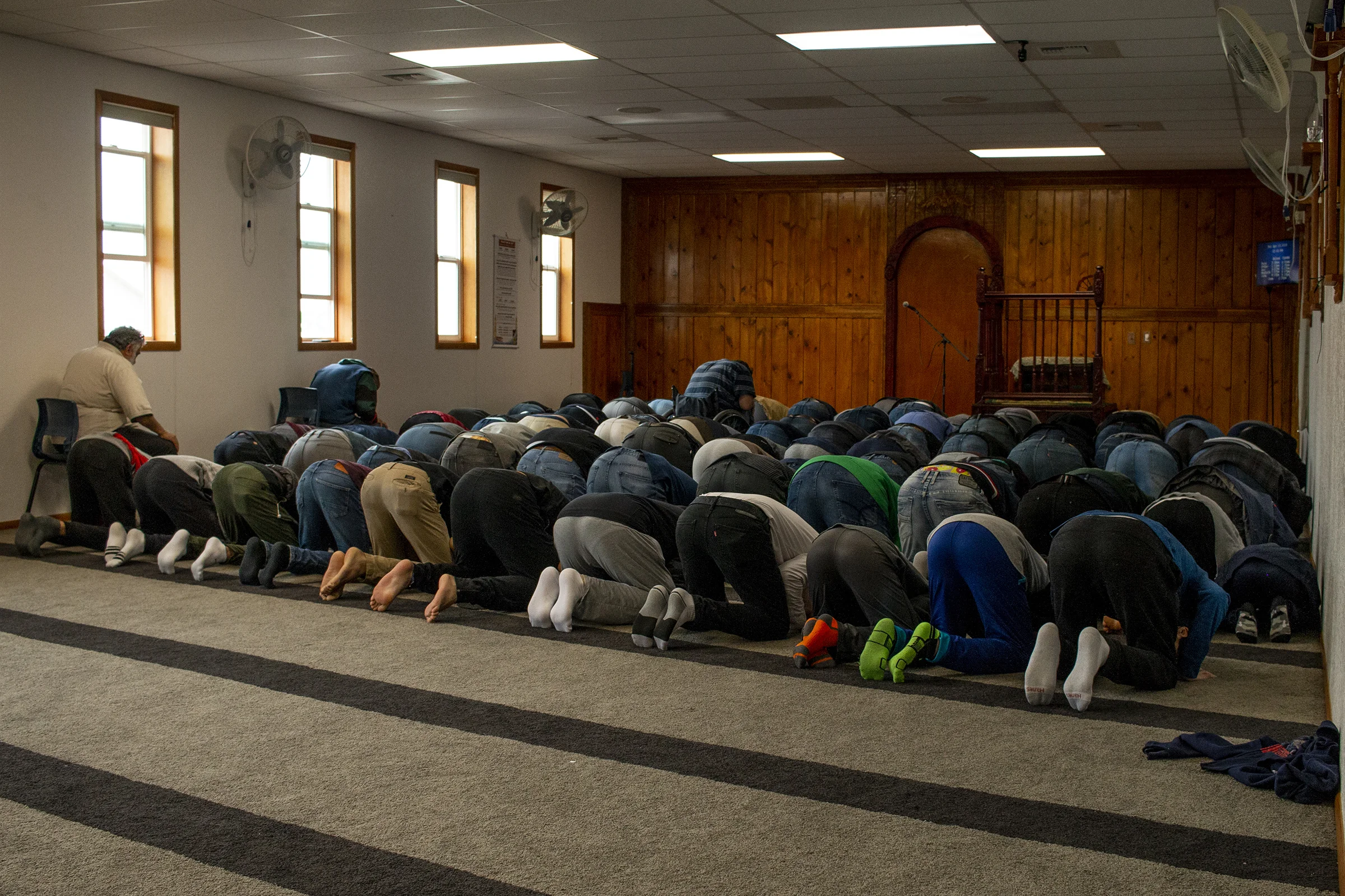  Worshipers and guests are expected to wear modest clothing when entering a Mosque. Anything beyond pants and T-shirts, such as shorts or tank tops, are viewed as disrespectful to wear inside a Mosque. Women wear a hijab or other traditional clothing