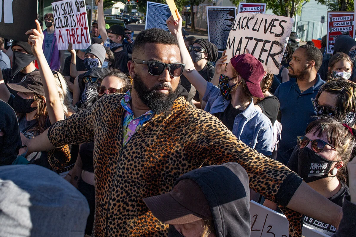 Black Unity organizer Isiah Wagoner stands between pro-police demonstrators and counter protestors. A pro-police rally was held in Springfield, Oregon, Monday afternoon, June 22. The event, organized by Springfield resident Joe Fritz, was intended t