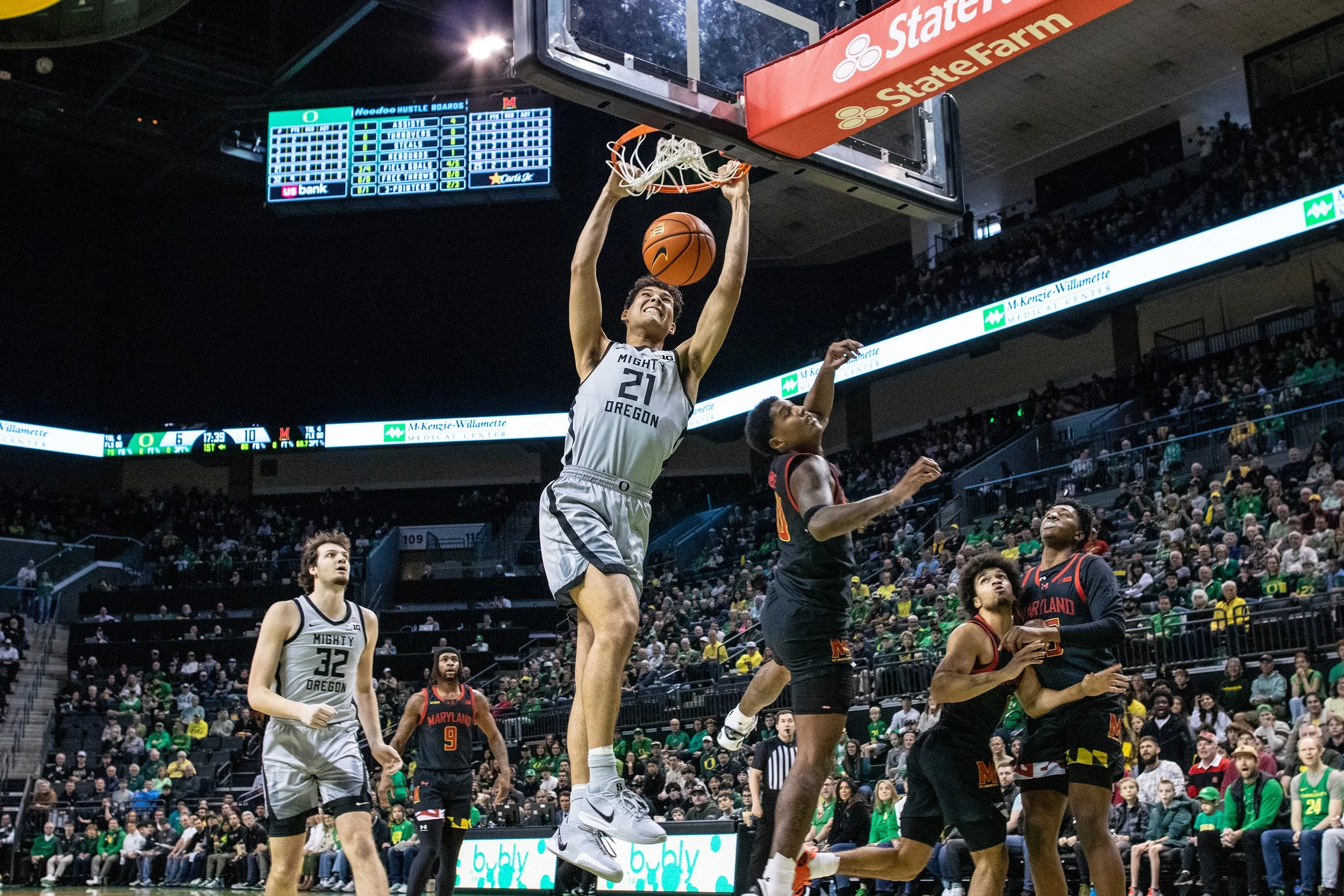  Ducks Brandon Angel (#21) dunks the ball. The University of Oregon Ducks men’s basketball team defeated the Maryland Terrapins 83 - 79 in Matthew Knight Arena on Jan. 5, 2025.  