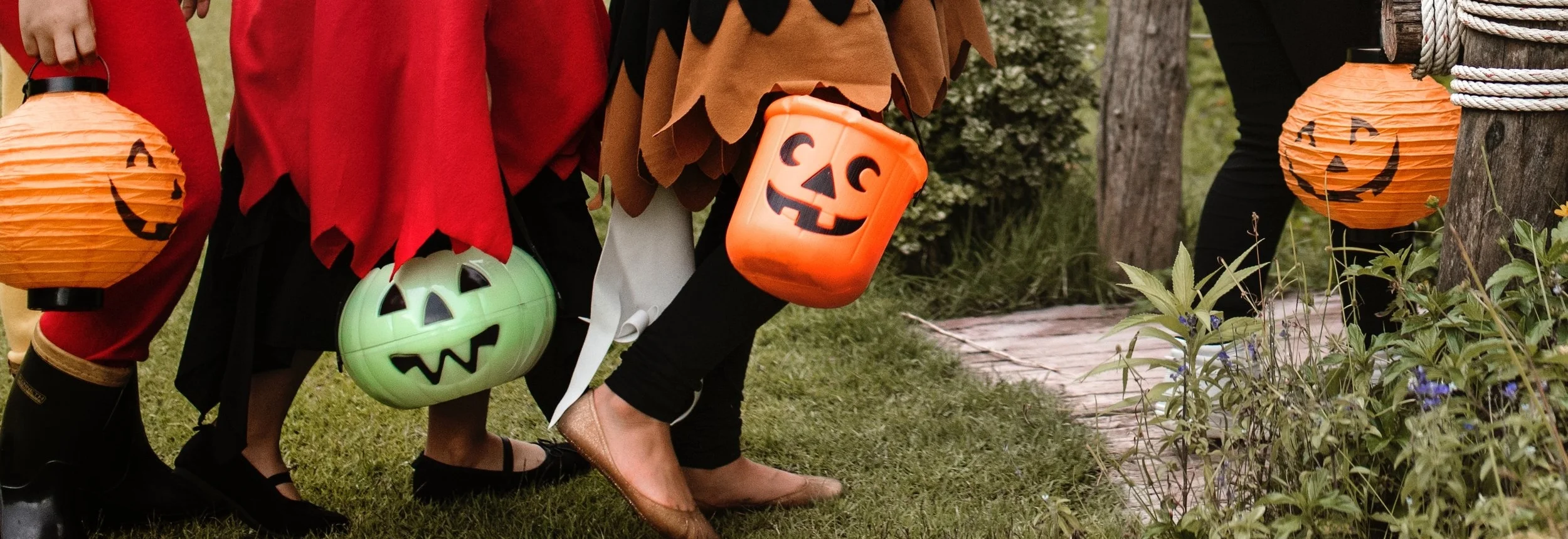 activity-bucket-costumes-1406352.jpg