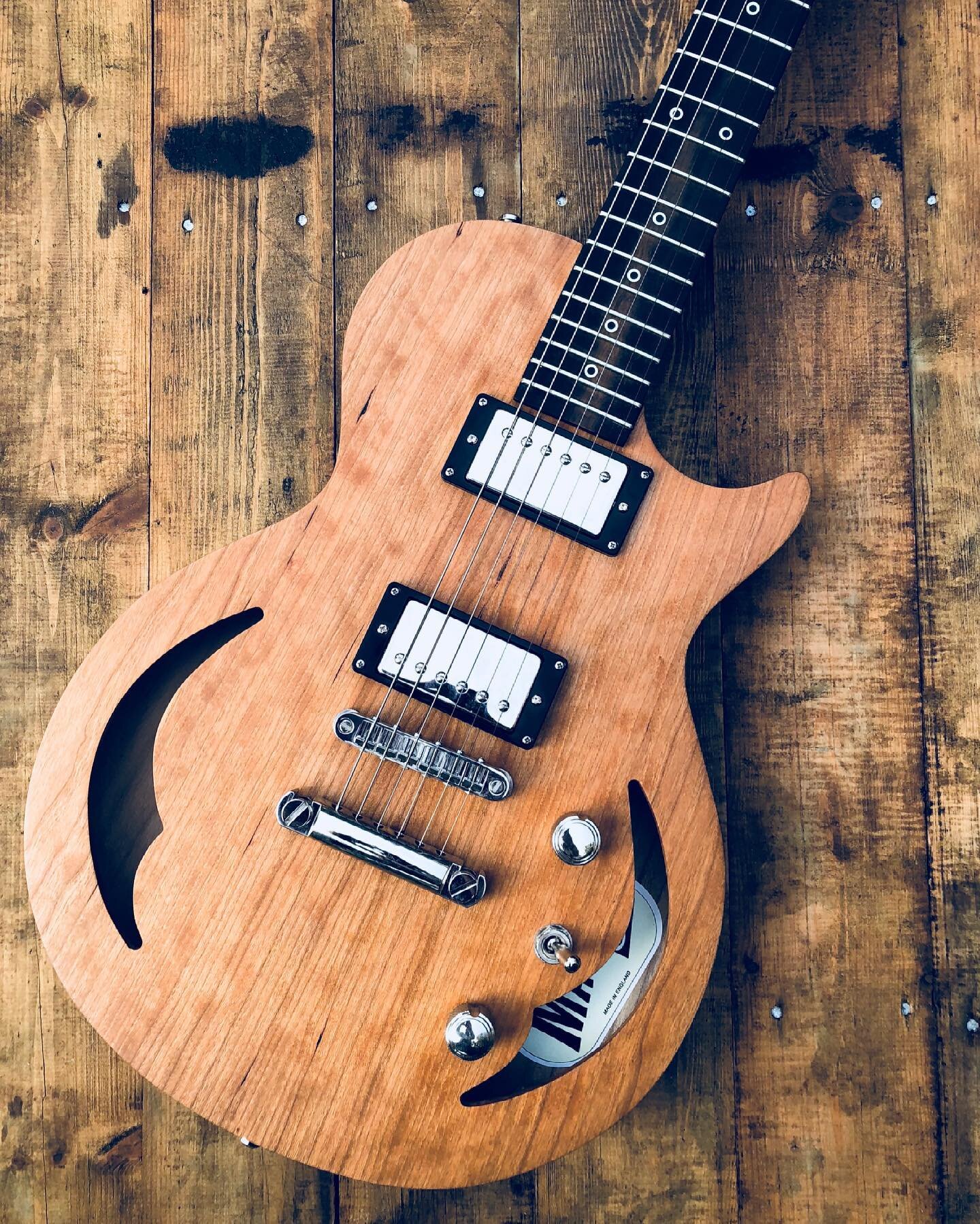 This was guitar no3 and the result of a six day course with @crimsonguitars first scratch built neck, first set neck and first semi hollow body. Even after all this time it still stacks up👍
&middot;
🙂 For more info on my guitars go to www.mayburygu