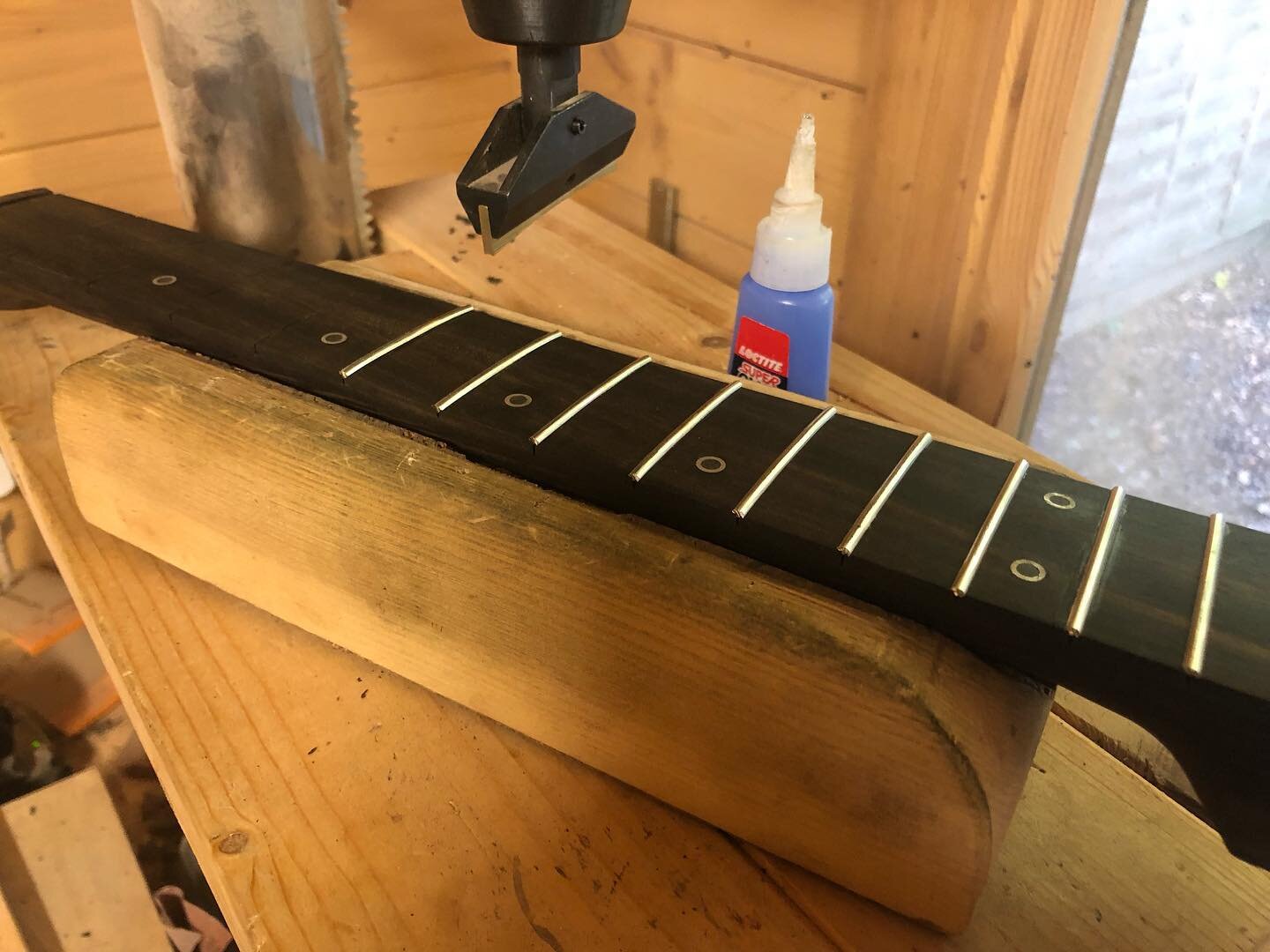 Putting in the frets on the latest build 👍
&middot;
🙂 For more info on my guitars go to www.mayburyguitars.com #telecaster #guitar #fretboard #luthiery #boutiqueguitars #ebony #tele #guitarforsale #guitarbody #handmadeguitar #madeinengland #luthier
