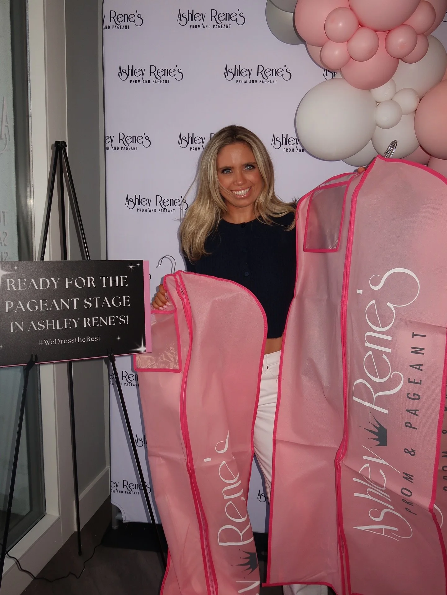 Back with my faves today and happy to report we have a Miss Illinois gown!!🙌🏼 It&rsquo;s like nothing i&rsquo;ve worn before and can&rsquo;t wait to share with you all! 

71 Days until I chase my dream to becoming Miss America🤩 

#ashleyrenes #arg