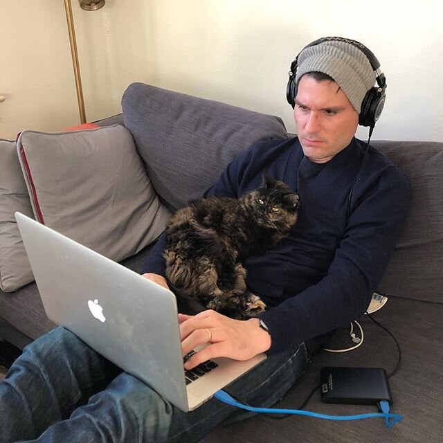 Editing my interview with @zacharykeeting with a little &ldquo;help&rdquo; from Una the 😺#podcast #artspodcast #contemporaryart #newhaven #thefirststop #unabae
