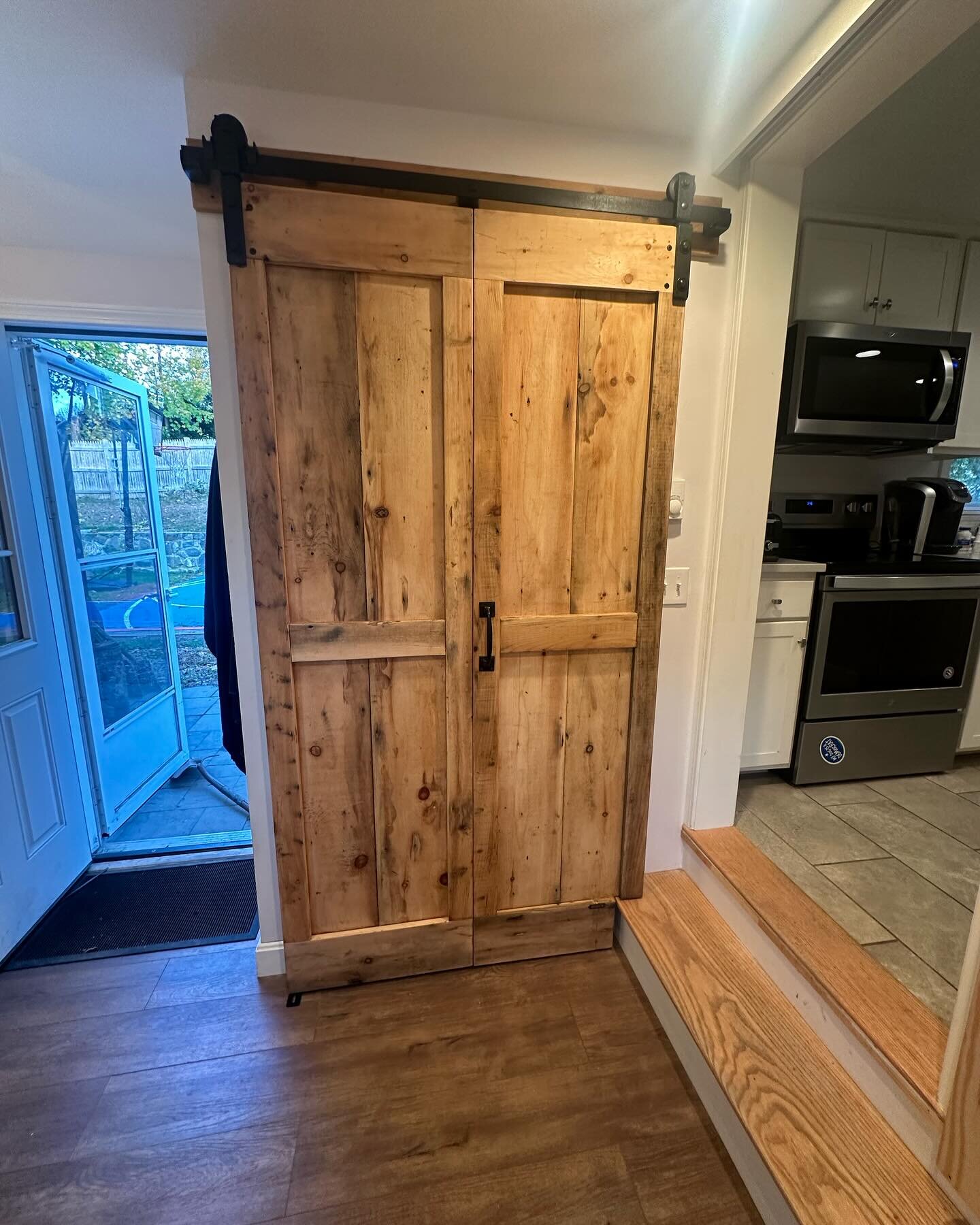 Victoria from Hamilton, MA has a sliding door for her front entry room at home that closes over some steps inside. But she needed to replace the commonly found bifold doors everybody has from the home center. 

The Barndoorist made this system using 