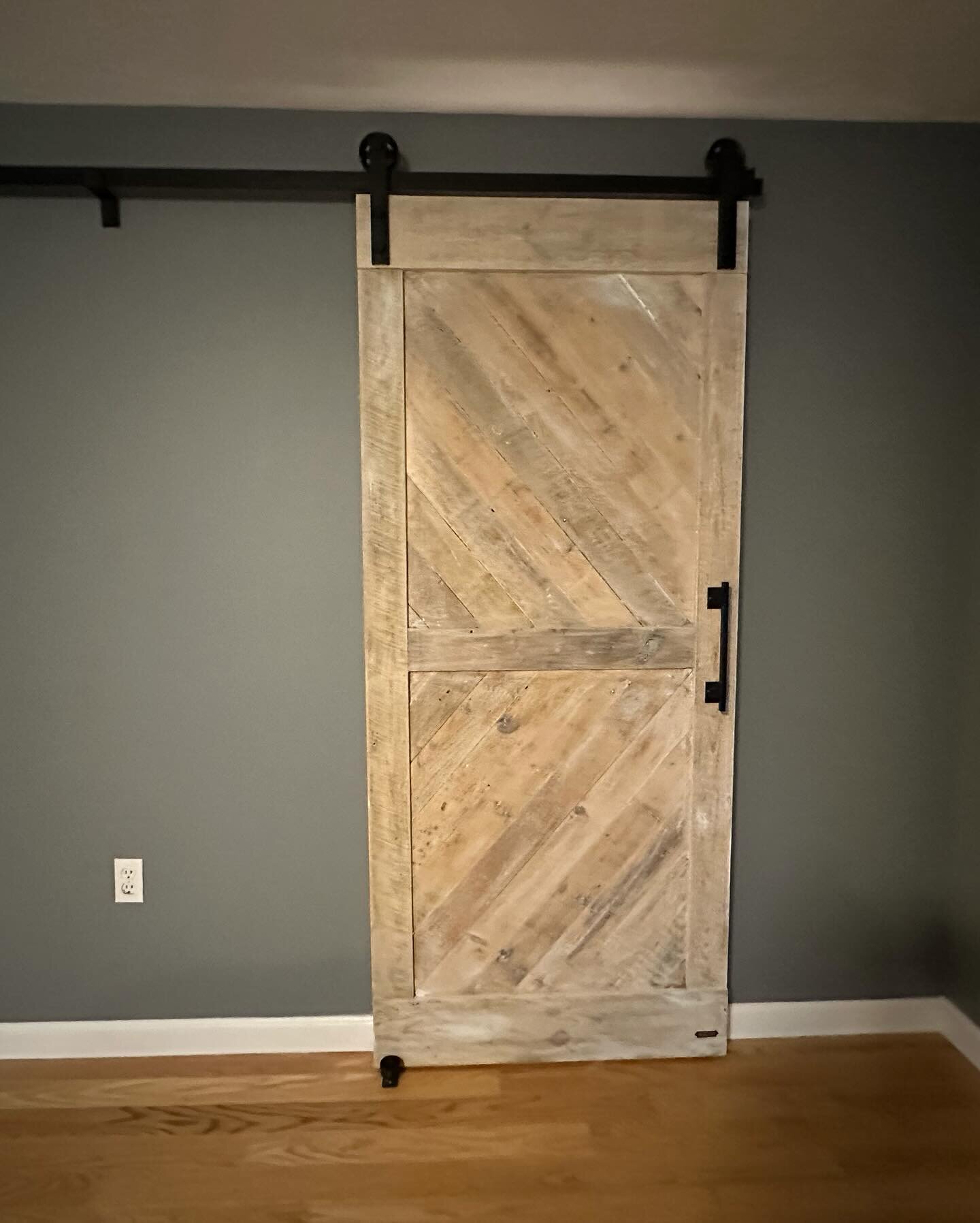 Meredith and Matt of North Reading, MA were renovating their master bathroom and they hired Tony @affordable_tile_installation to do his wonderful magic! 

The Barndoorist was commissioned to create this beautiful chevron-styled door using our white 