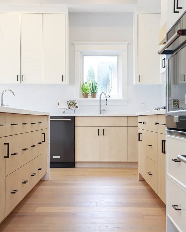 A kitchen fit for a chef! 
Design: @rileydesignstudio 📸 @romyrileyphotography

#topnotchcabinets #topnotchoakville #topnotch #customcabinetry #customkitchen #kitchen #kitchendesign #kitchendesigners #kitchendesigner #contrast #kitchens #kitchensofin