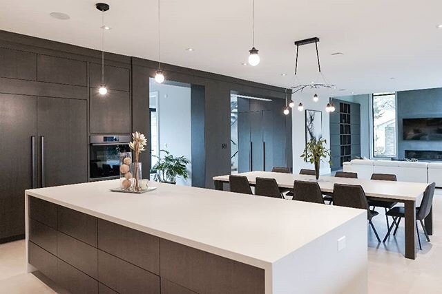 Open concept living and its finest 👌 📸 @dialoguedesign 
#topnotchcabinets #topnotchoakville #topnotch #conceptflooring #contemporaryliving #contemporary #modernhomes #moderndesign #modernliving #contrast #openspaces #openconcept #kitchendesign #kit