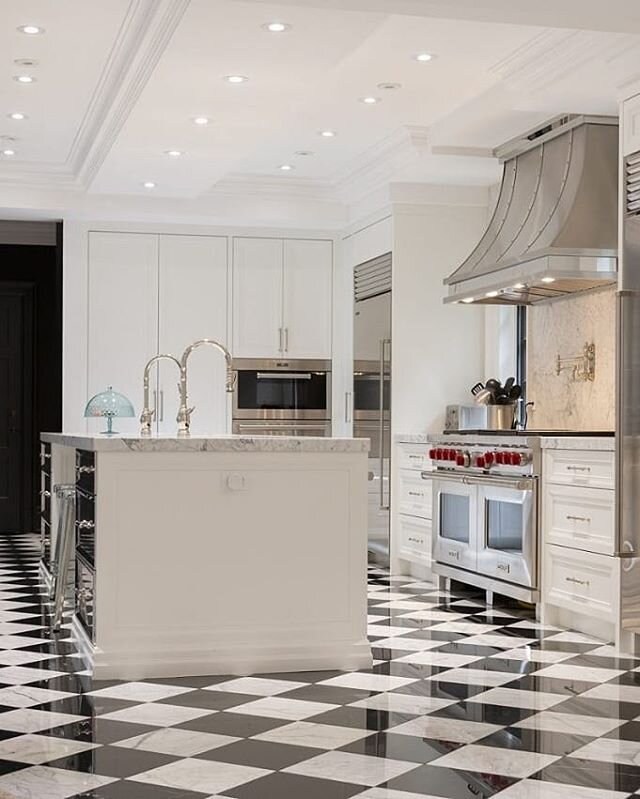 Checkerboard floor and polished nickel accents 👌

Builder: @rockcliffhomes 
Cabinetry: @topnotchcabinets 
#topnotchcabinets #topnotchoakville #topnotch #customcabinetry #custommade #custombuilt #kitchendesign #kitchens #kitchensofinsta #kitchensofin