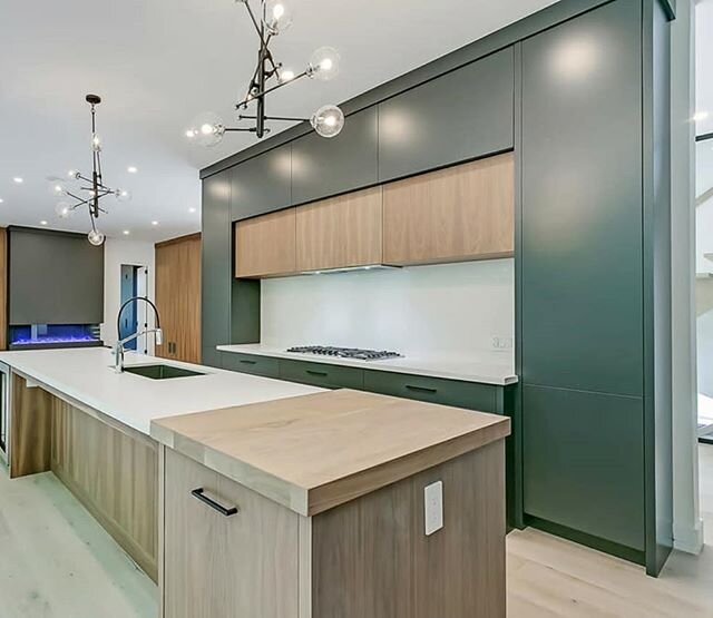 Another two tone beauty. Can you find the hidden entry in the second picture?? 🔍 📸 @goodalemillerteam

#topnotchcabinets #topnotchoakville #topnotch #oakvillerealestate #oakvillehomes #kitchendesign #kitchendesigner #chefskitchen #kitchen #contempo