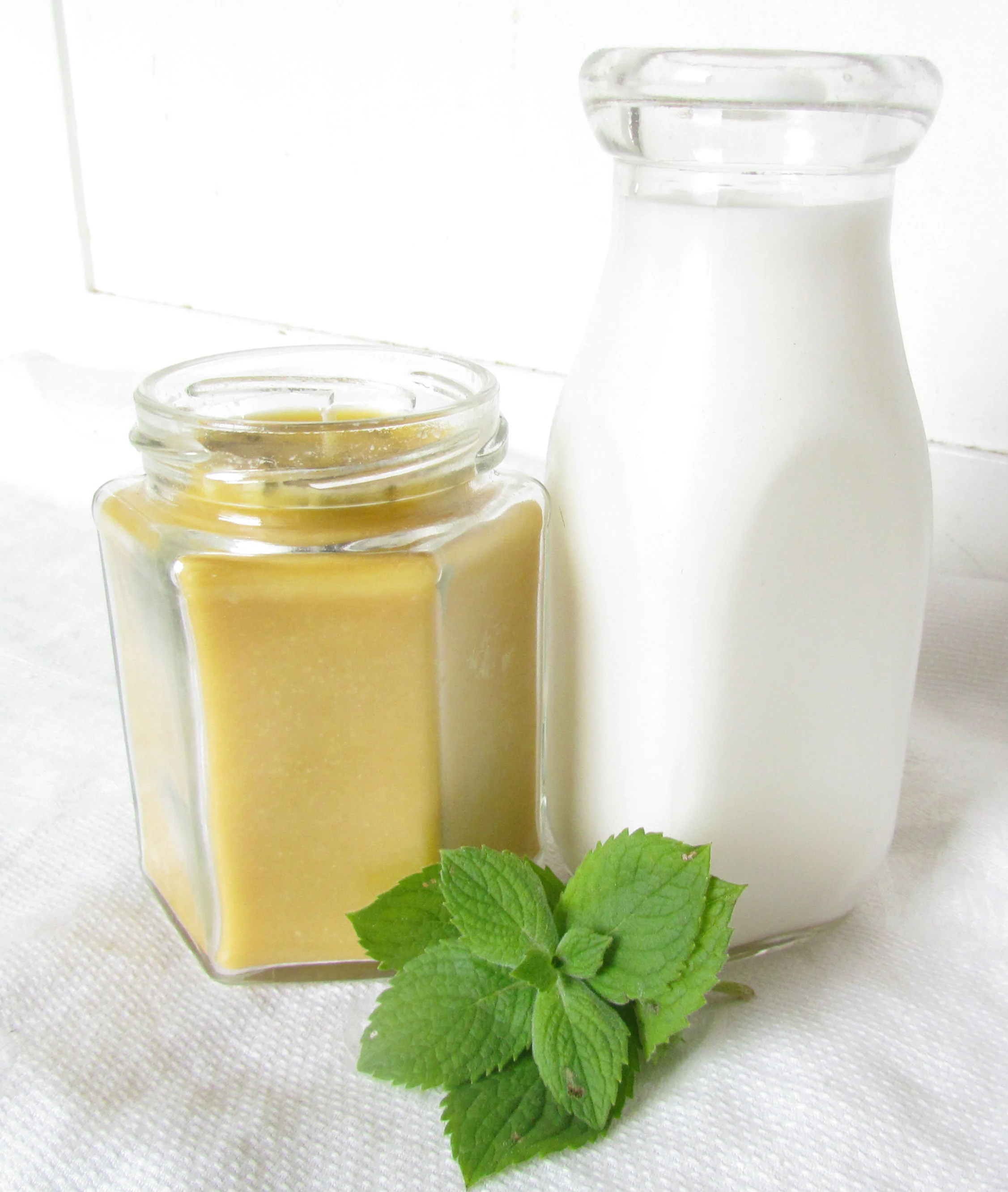 Refreshing garden spearmint sheep milk beeswax candle