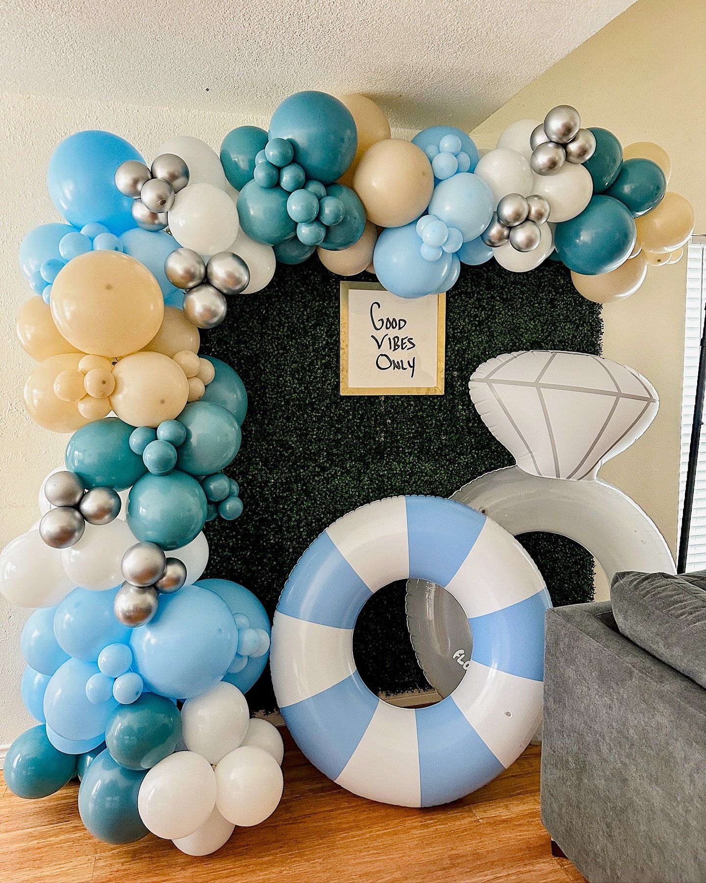 KIWI GOT HER HUDDY! 🤠 Such a cute setup for our full planning clients this past weekend! 

We bring your vision to reality from curating custom mockups to look exactly like what it will be like in your bachelorette lodging! 🩵

#bachelorette #decora