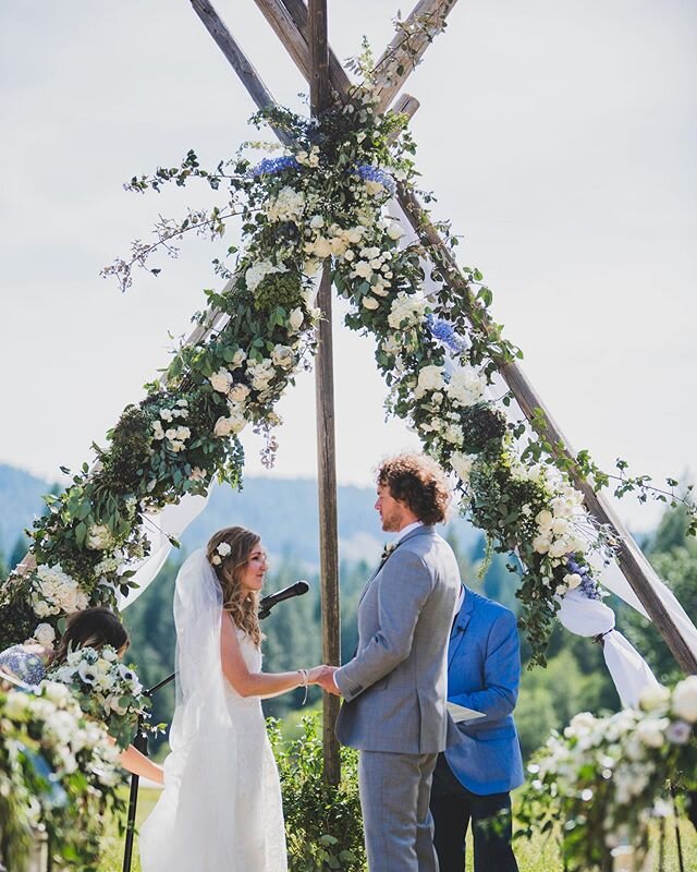 Happy 1 year anniversary to these sweet souls. 💙
.
.
.
Photo: @oneoakphotography 
Floral: @hollyfleur.floraldesign .
.
#sweetestcoupleever #quincyflorist #quincyweddingflorist #ranchwedding #ranchflorist #mountainwedding #bestdayever #tahoeflorist #