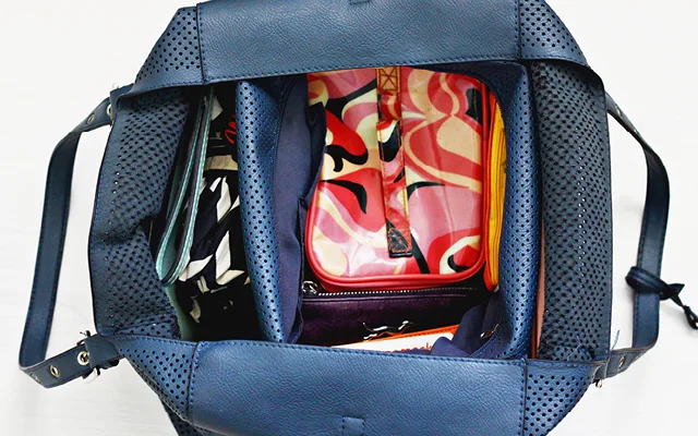 Organiza Tu Bolso Desorganizado Como Un Pro // ¿No puedes encontrar las llaves del tu carro dentro de tu bolso? Aprende y organiza tu bolso desordenado como una profesional.