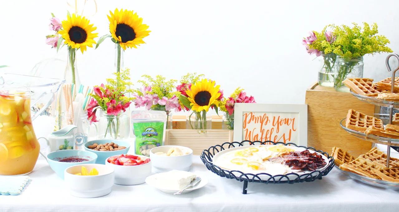Como Decorar Un Hermoso Waffle Bar Para Un Brunch Con Tresors // ¿Necesitas algunas ideas para crear un brunch? ¿Qué tal un muy divertido y práctico Waffle Bar!? Aprende cómo puedes hacer uno con estos pasos simples!