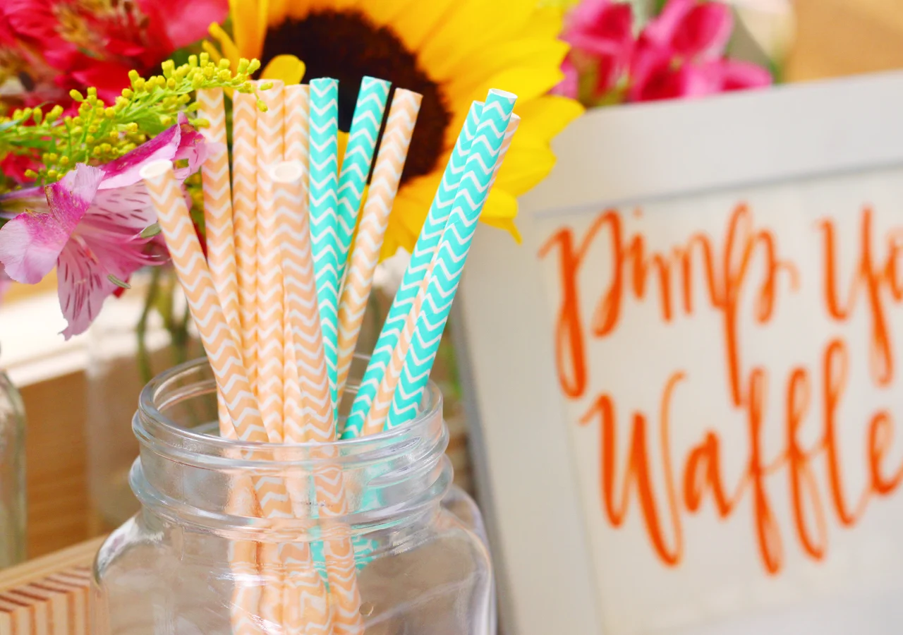 Como Decorar Un Hermoso Waffle Bar Para Un Brunch Con Tresors // ¿Necesitas algunas ideas para crear un brunch? ¿Qué tal un muy divertido y práctico Waffle Bar!? Aprende cómo puedes hacer uno con estos pasos simples!
