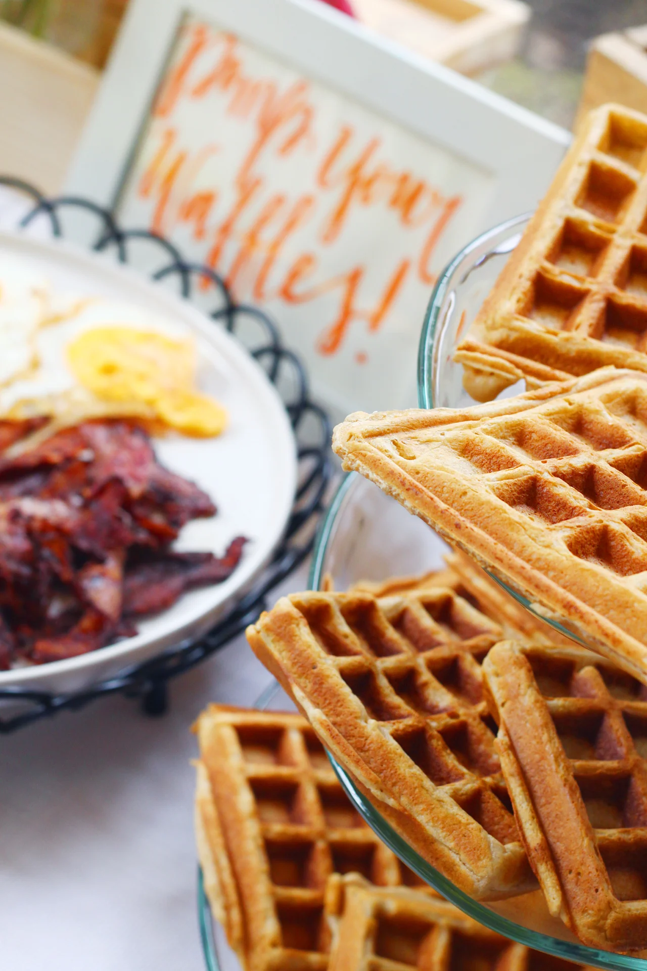 Como Decorar Un Hermoso Waffle Bar Para Un Brunch Con Tresors // ¿Necesitas algunas ideas para crear un brunch? ¿Qué tal un muy divertido y práctico Waffle Bar!? Aprende cómo puedes hacer uno con estos pasos simples!