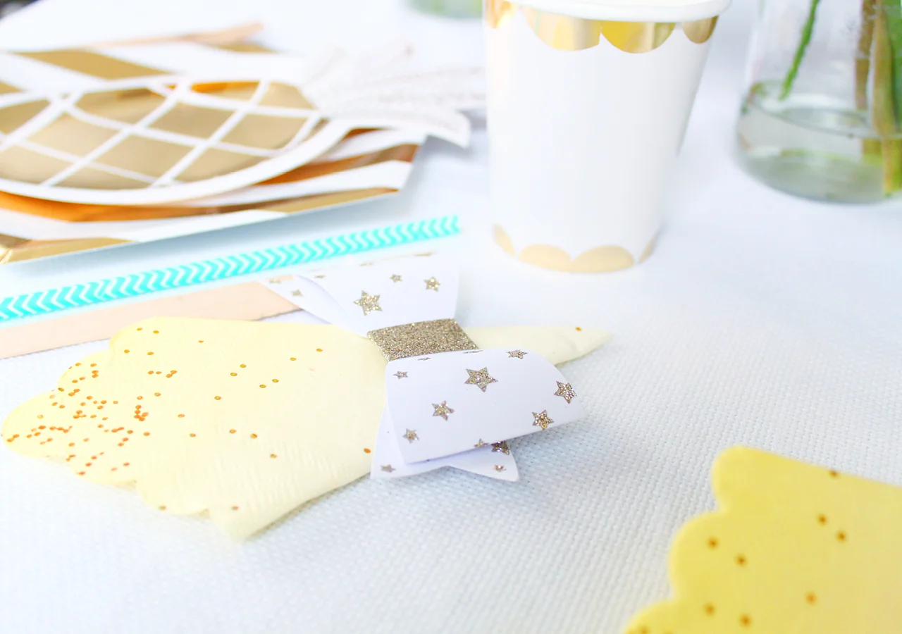 Como Decorar Un Hermoso Waffle Bar Para Un Brunch Con Tresors // ¿Necesitas algunas ideas para crear un brunch? ¿Qué tal un muy divertido y práctico Waffle Bar!? Aprende cómo puedes hacer uno con estos pasos simples!