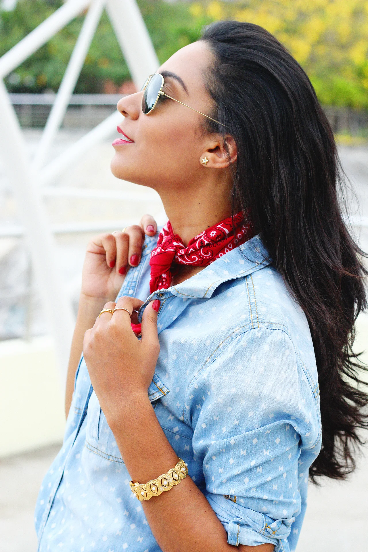 DENIM SOBRE DENIM CON UNA BANDANA // Aprende a lograr el atuendo perfecto de denim sobre denim; ¡Complementa con una bandana super cool alrededor de tu cuello para conseguir el look!