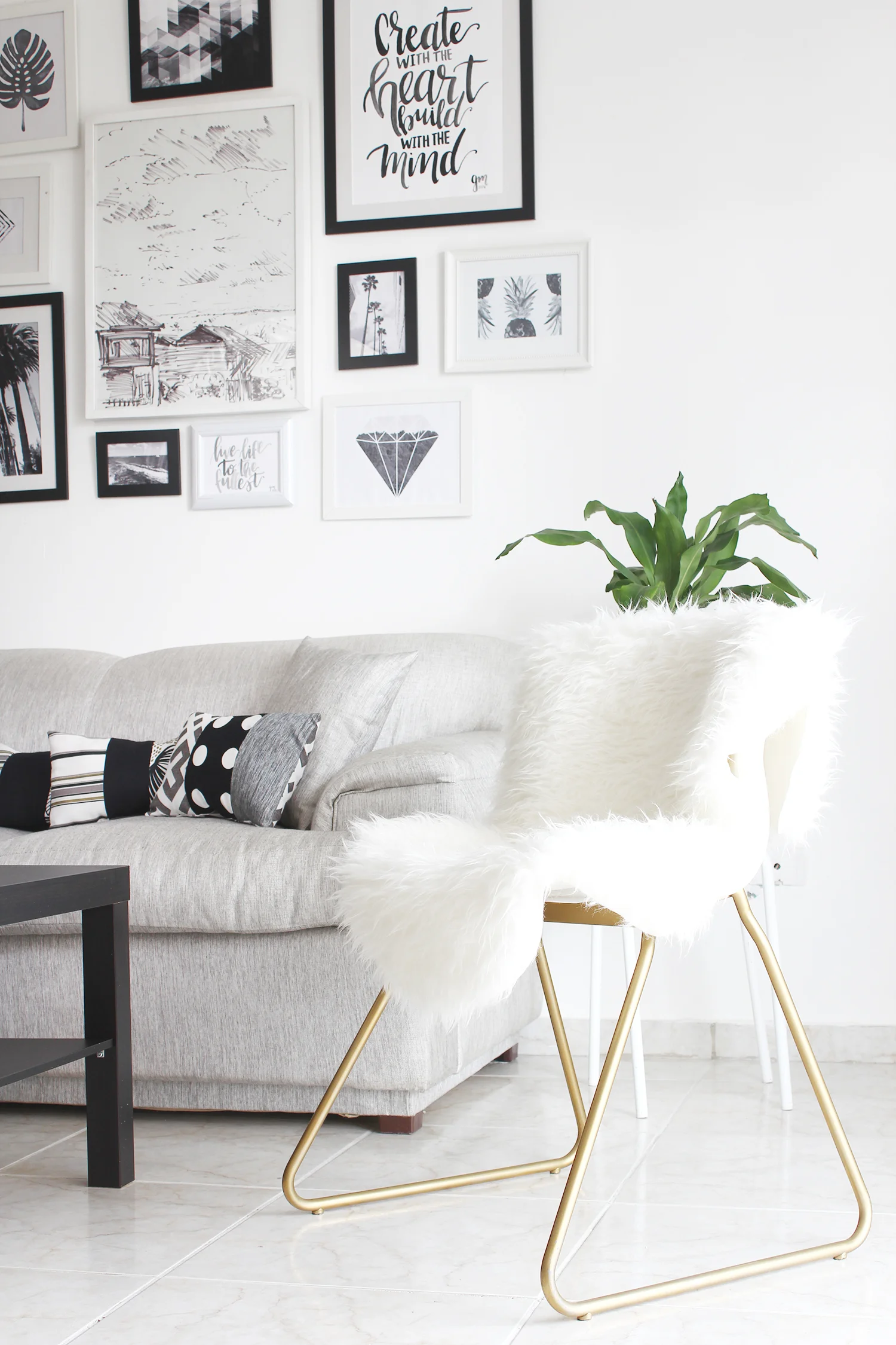 IKEA HACK: CONVERTIR UNA SILLA ABURRIDA EN UNA PIEZA GLAMUROSA // Hoy quiero compartir con ustedes un ikea hack fácil de hacer. Mostraré cómo le di un toque sofisticado y glamuroso a una silla aburrida.