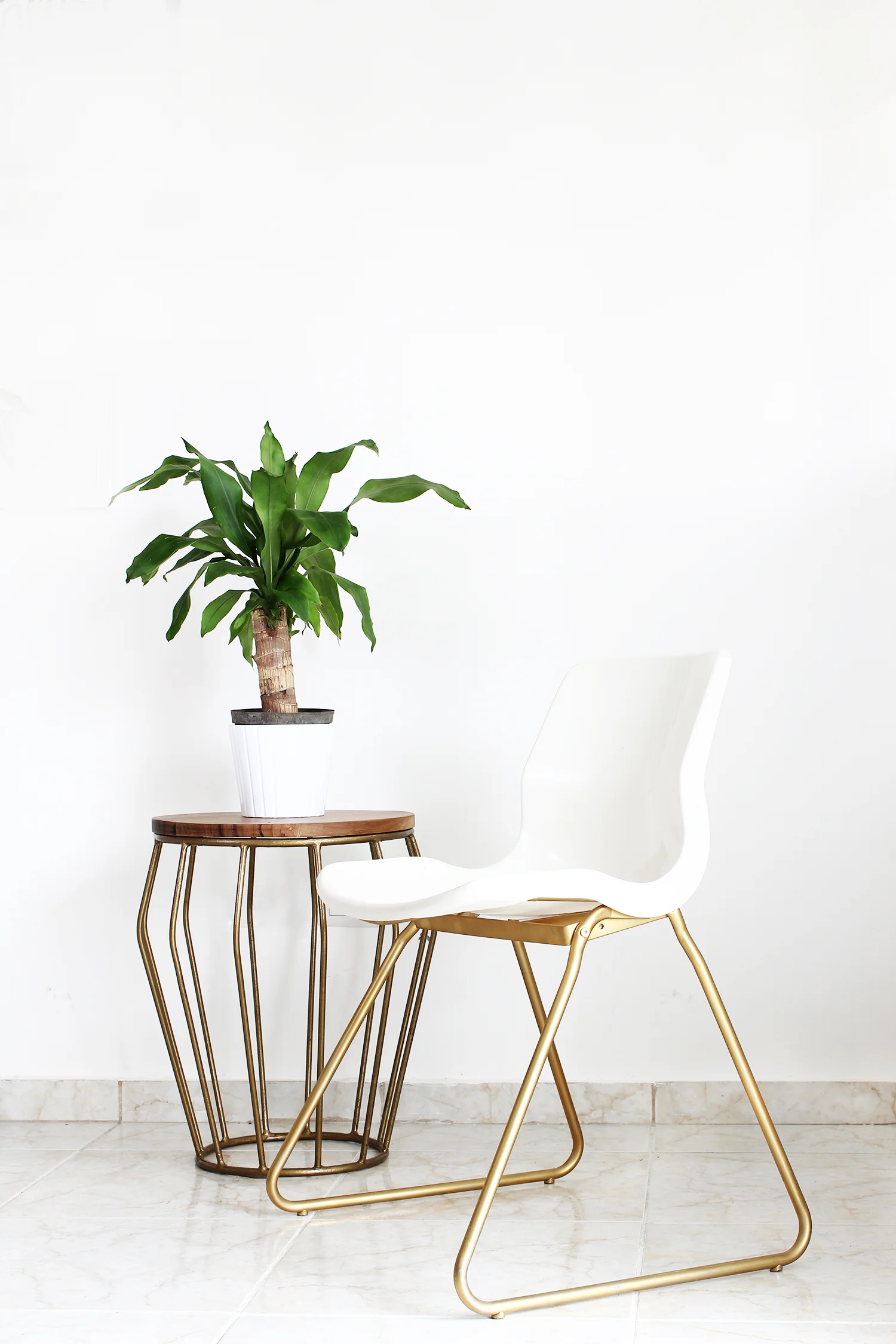 IKEA HACK: CONVERTIR UNA SILLA ABURRIDA EN UNA PIEZA GLAMUROSA // Hoy quiero compartir con ustedes un ikea hack fácil de hacer. Mostraré cómo le di un toque sofisticado y glamuroso a una silla aburrida.