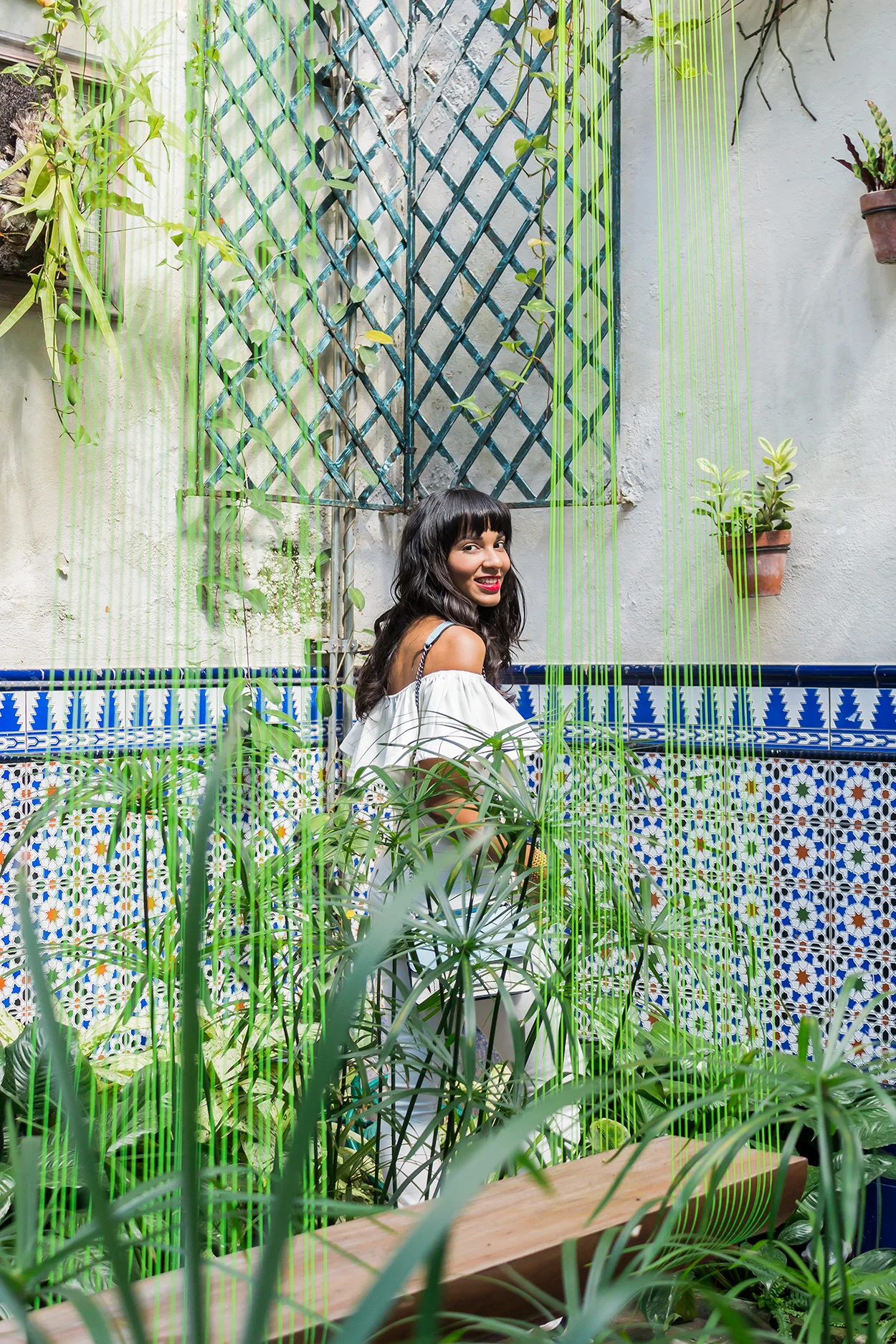 Vestirse de blanco sobre blanco puede ser un poco osado. Sin embargo, hay algo en un total look blanco que te hace sentir super chic.