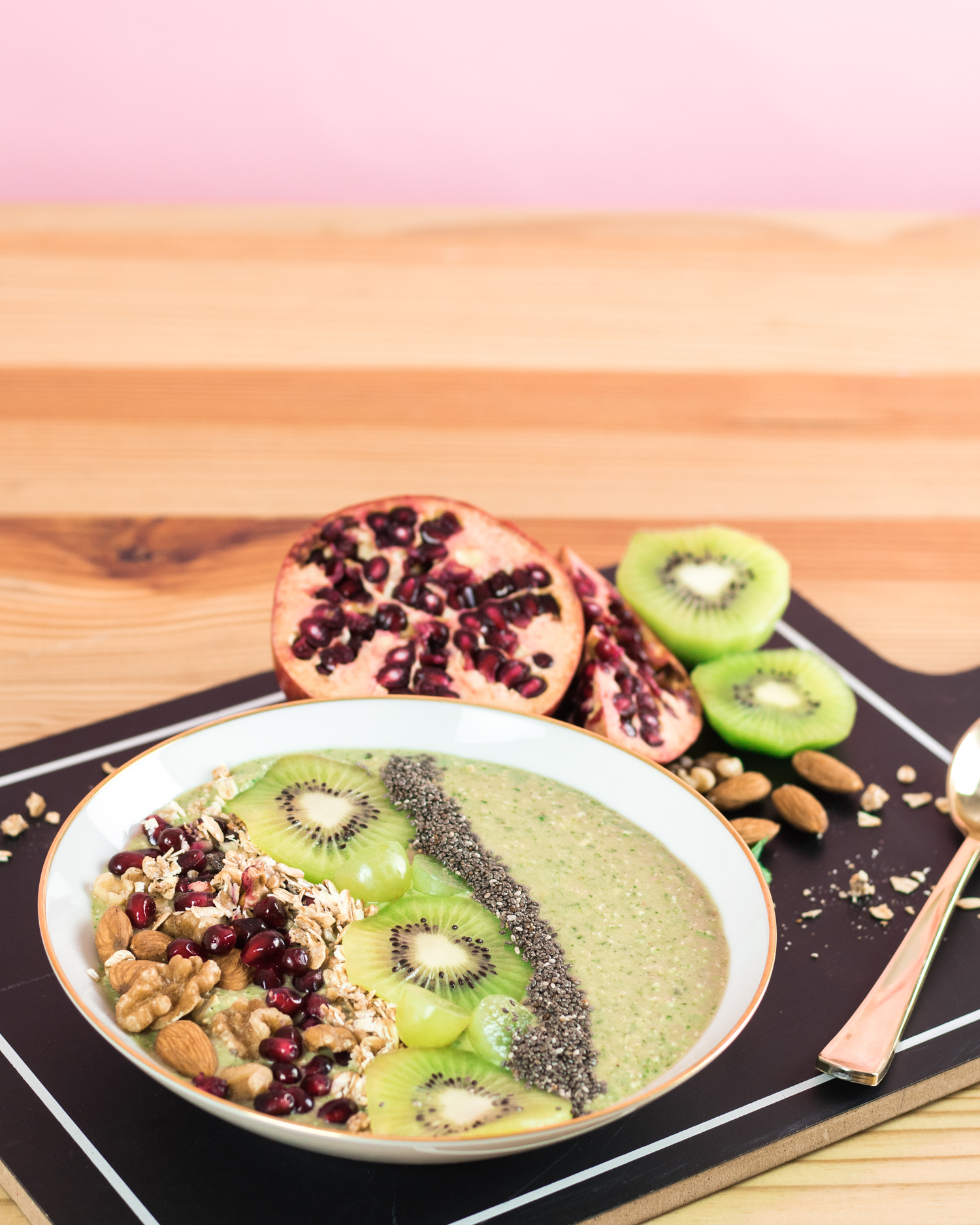 Desayuno Rápido & Creativo | Green Smoothie Bowl - Video Tutorial. Aquí les dejo esta versión de un Tropical Green Smoothie Bowl que te dará energía todo el día, porque vamos a ser sinceros, con esto de ser emprendedor necesitamos todas las maravillas naturales posibles.