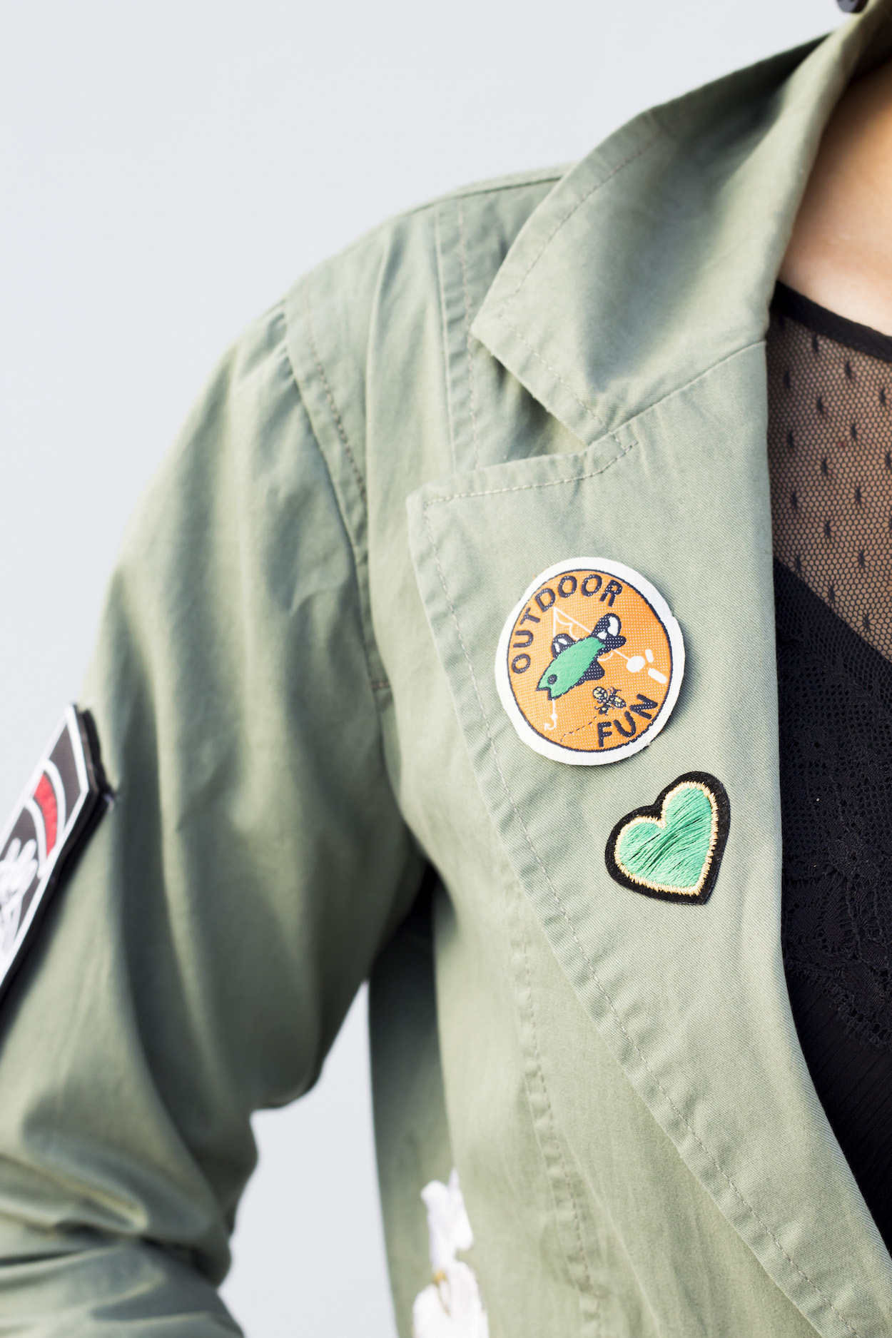Hazlo Tu Misma: Chaqueta Con Parches // Después que hicimos un reporte sobre las chaquetas bordadas me quede con la ganas de crear una. ¡Me divertí mucho haciendo esta chaqueta con parches!