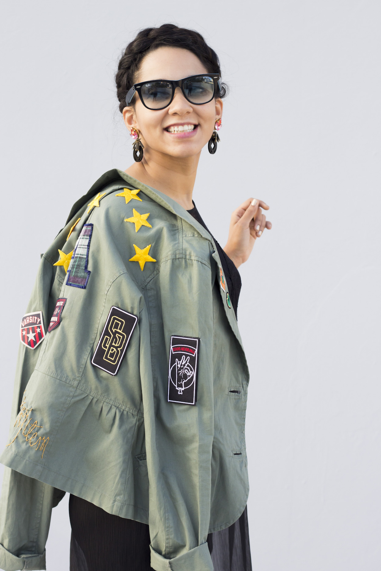Hazlo Tu Misma: Chaqueta Con Parches // Después que hicimos un reporte sobre las chaquetas bordadas me quede con la ganas de crear una. ¡Me divertí mucho haciendo esta chaqueta con parches!