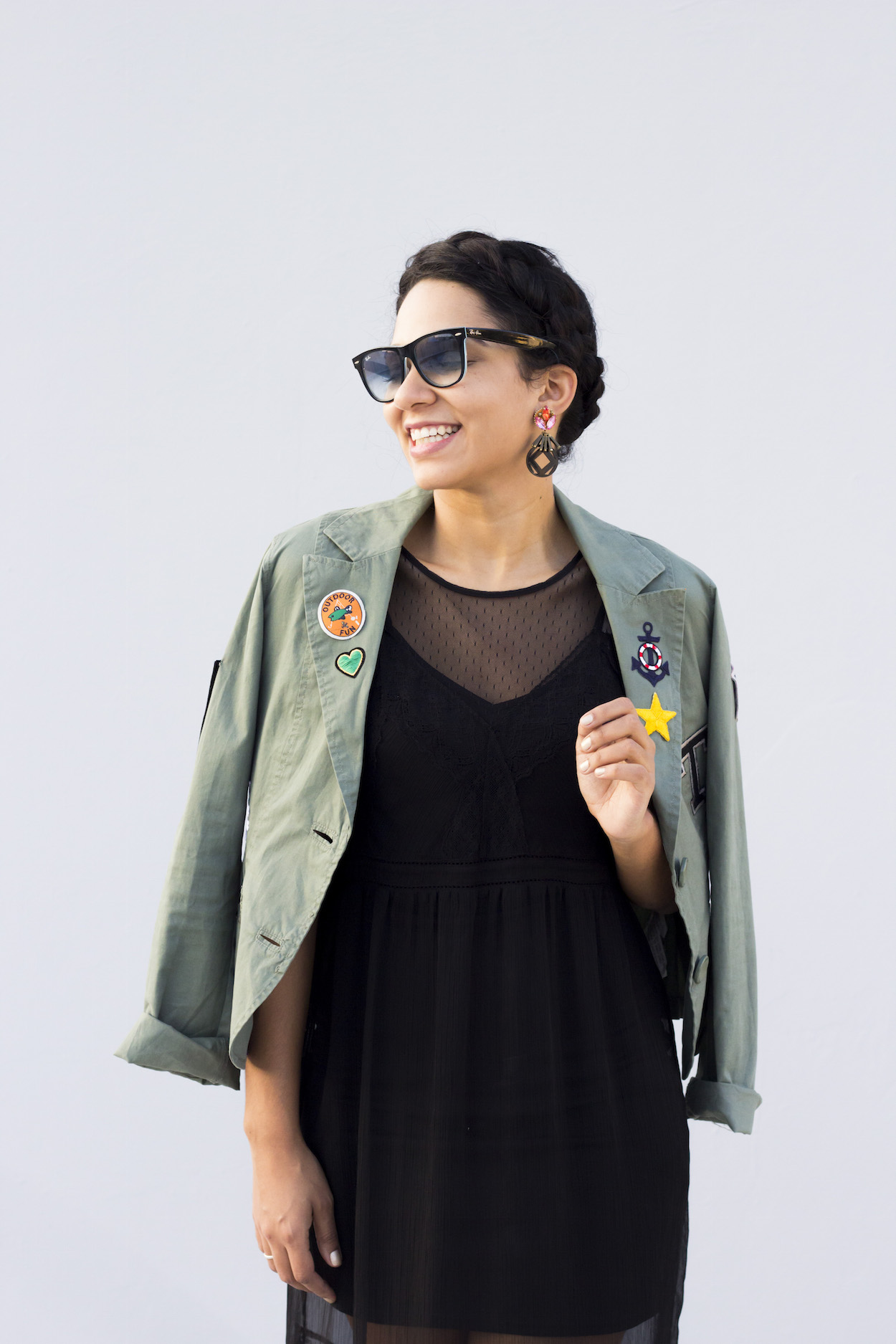 Hazlo Tu Misma: Chaqueta Con Parches // Después que hicimos un reporte sobre las chaquetas bordadas me quede con la ganas de crear una. ¡Me divertí mucho haciendo esta chaqueta con parches!