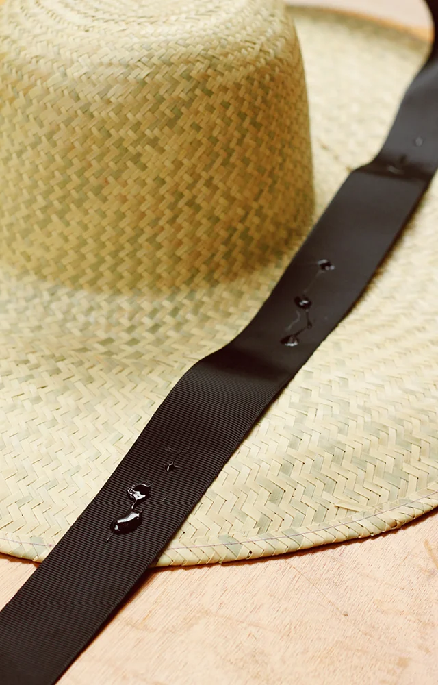 Hazlo Tu Misma // Inspirado En El 'Do Not Disturb Hat' // ¡Tomé el 'Do Not Disturb Hat' como inspiración para crear un pieza clave playera perfecta para las fiestas de piscina! Tutorial completo en este articulo.