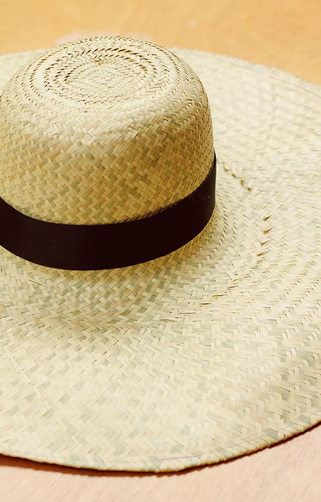 Hazlo Tu Misma // Inspirado En El 'Do Not Disturb Hat' // ¡Tomé el 'Do Not Disturb Hat' como inspiración para crear un pieza clave playera perfecta para las fiestas de piscina! Tutorial completo en este articulo.