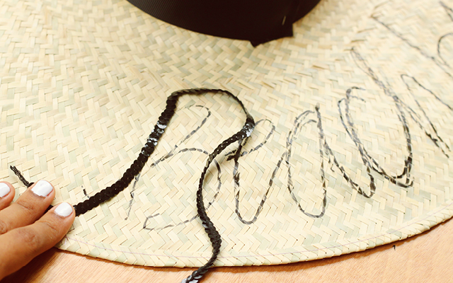 Hazlo Tu Misma // Inspirado En El 'Do Not Disturb Hat' // ¡Tomé el 'Do Not Disturb Hat' como inspiración para crear un pieza clave playera perfecta para las fiestas de piscina! Tutorial completo en este articulo.