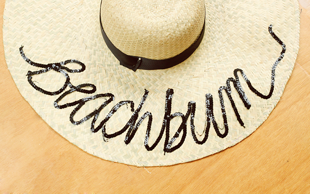 Hazlo Tu Misma // Inspirado En El 'Do Not Disturb Hat' // ¡Tomé el 'Do Not Disturb Hat' como inspiración para crear un pieza clave playera perfecta para las fiestas de piscina! Tutorial completo en este articulo.