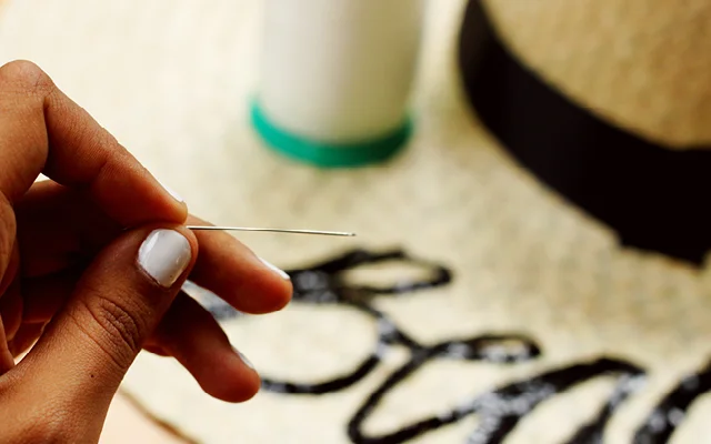 Hazlo Tu Misma // Inspirado En El 'Do Not Disturb Hat' // ¡Tomé el 'Do Not Disturb Hat' como inspiración para crear un pieza clave playera perfecta para las fiestas de piscina! Tutorial completo en este articulo.