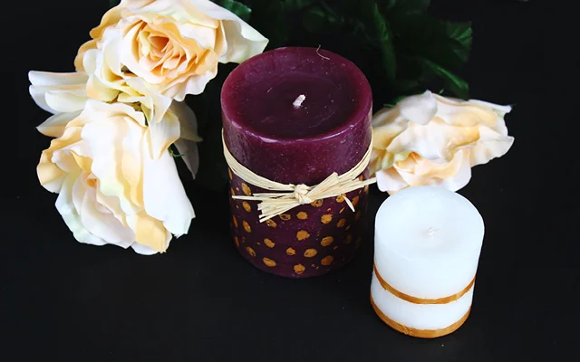 Hazlo Tu Misma // Velas Y Portarretrato Pintados a Mano // Ideas fáciles de regalos para hacerlo tu misma: estas velas y portarretrato pintados a mano. Una idea de decoración para una mesa de centro.