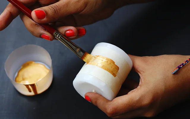 Hazlo Tu Misma // Velas Y Portarretrato Pintados a Mano // Ideas fáciles de regalos para hacerlo tu misma: estas velas y portarretrato pintados a mano. Una idea de decoración para una mesa de centro.