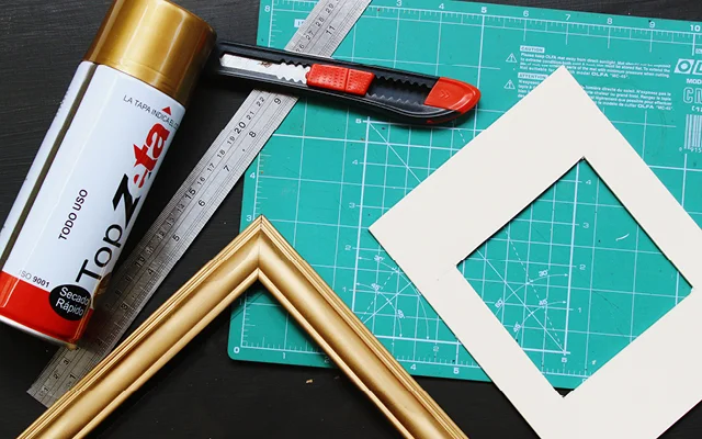 Hazlo Tu Misma // Velas Y Portarretrato Pintados a Mano // Ideas fáciles de regalos para hacerlo tu misma: estas velas y portarretrato pintados a mano. Una idea de decoración para una mesa de centro.