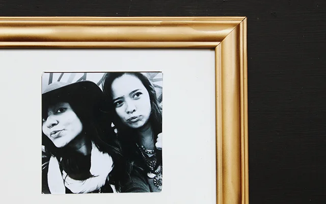 Hazlo Tu Misma // Velas Y Portarretrato Pintados a Mano // Ideas fáciles de regalos para hacerlo tu misma: estas velas y portarretrato pintados a mano. Una idea de decoración para una mesa de centro.