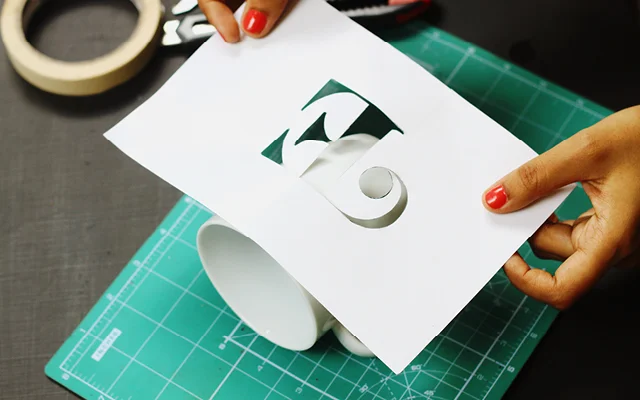 Hazlo Tu Misma // Taza Con Monograma | Aprende cómo hacer esta taza con monograma usando pintura dorada. Este proyecto es muy barato, pero se ve tan elegante. ¡Un regalo perfecto!