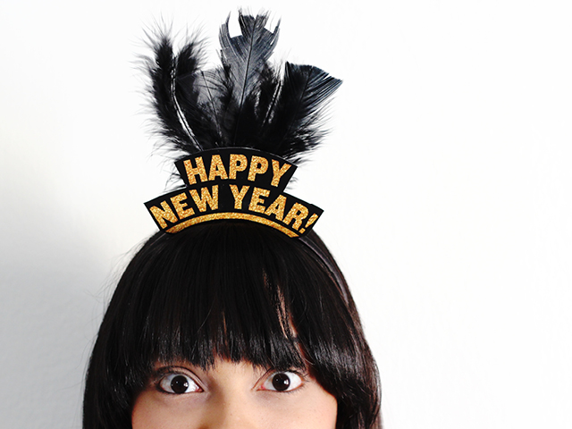 Cintillo Imprimible De Año Nuevo (¡Gratis!) // Es casi un año nuevo! ¿Estás listo para la fiesta y necesitas algunos accesorios? Tutorial de este cintillo imprimible de Año Nuevo.