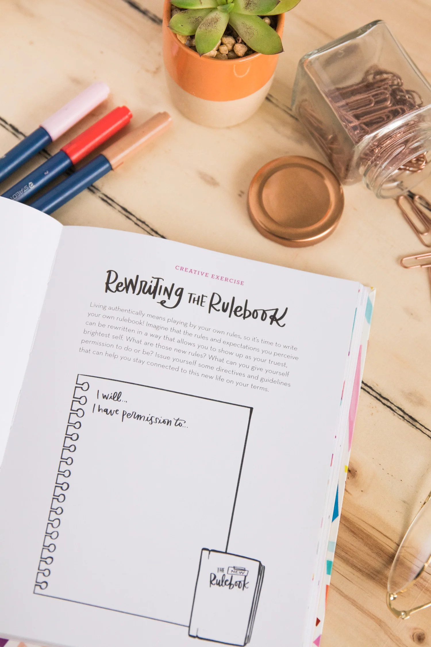 “Your Brightest Life” es un libro / diario súper entretenido, además de estar hermosamente diseñado te ayudará a encontrarte con tu esencia interior. Descubre de qué se trata y por qué lo necesitas en tu vida.