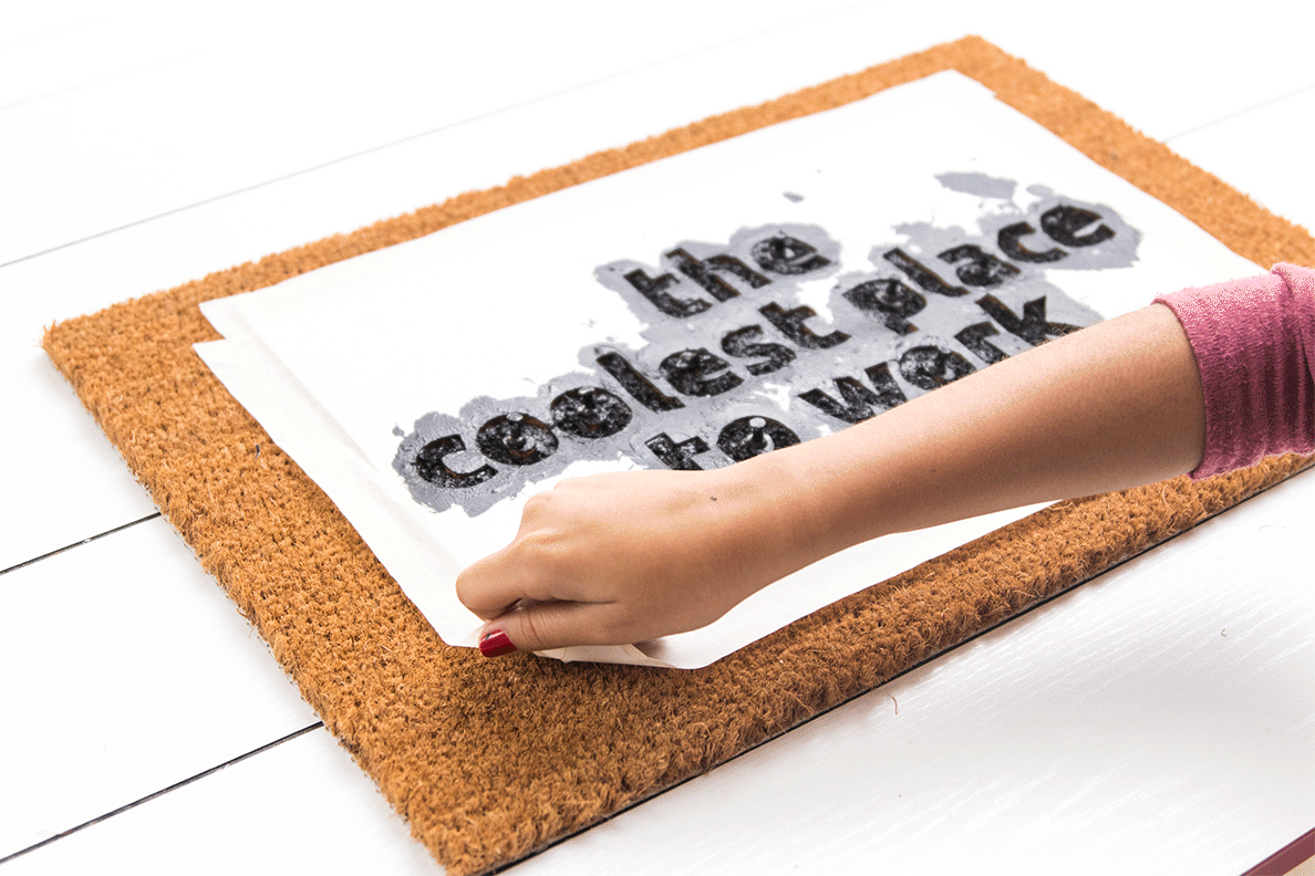 GIF2.gCómo crear una alfombra con un mensaje de bienvenida completamente personalizado. Hazlo siguiendo estos simples pasos (¡incluye plantilla de frases para imprimir!)if