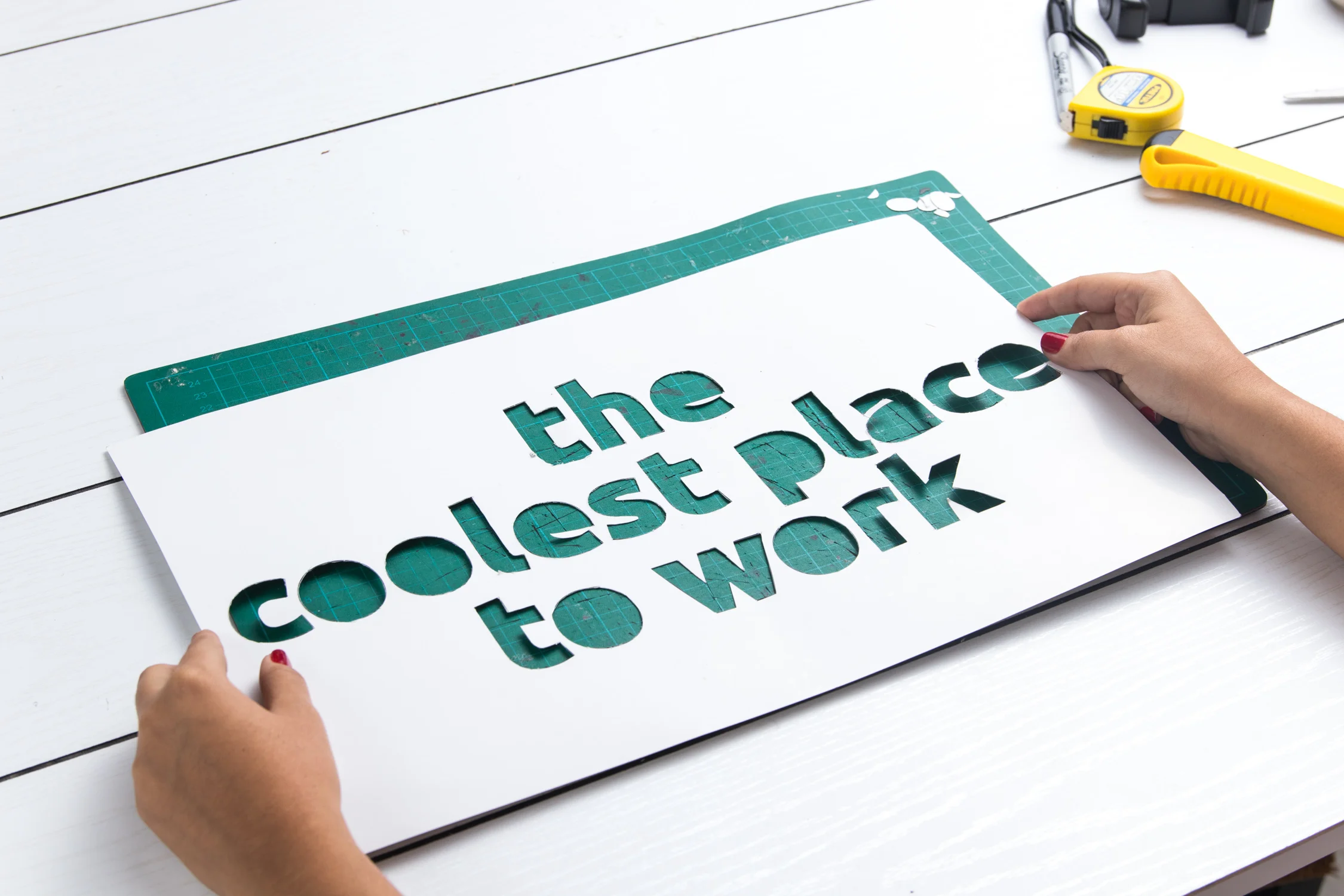 Cómo crear una alfombra con un mensaje de bienvenida completamente personalizado. Hazlo siguiendo estos simples pasos (¡incluye plantilla de frases para imprimir!)